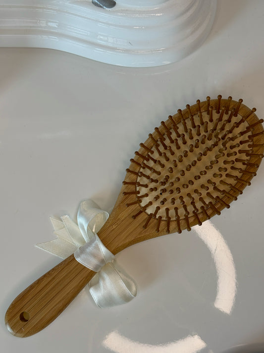 Ručně zdobený hřeben s mušlemi a perličkami