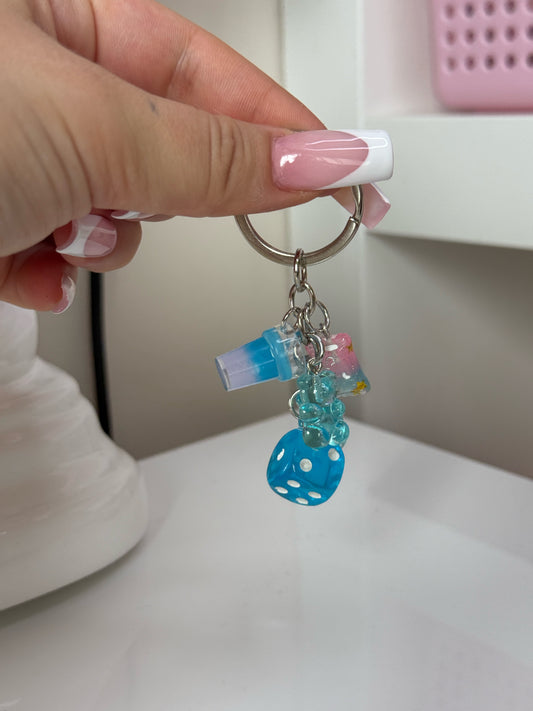 Modrý přívěsek na klíče s medvídky a kostkou