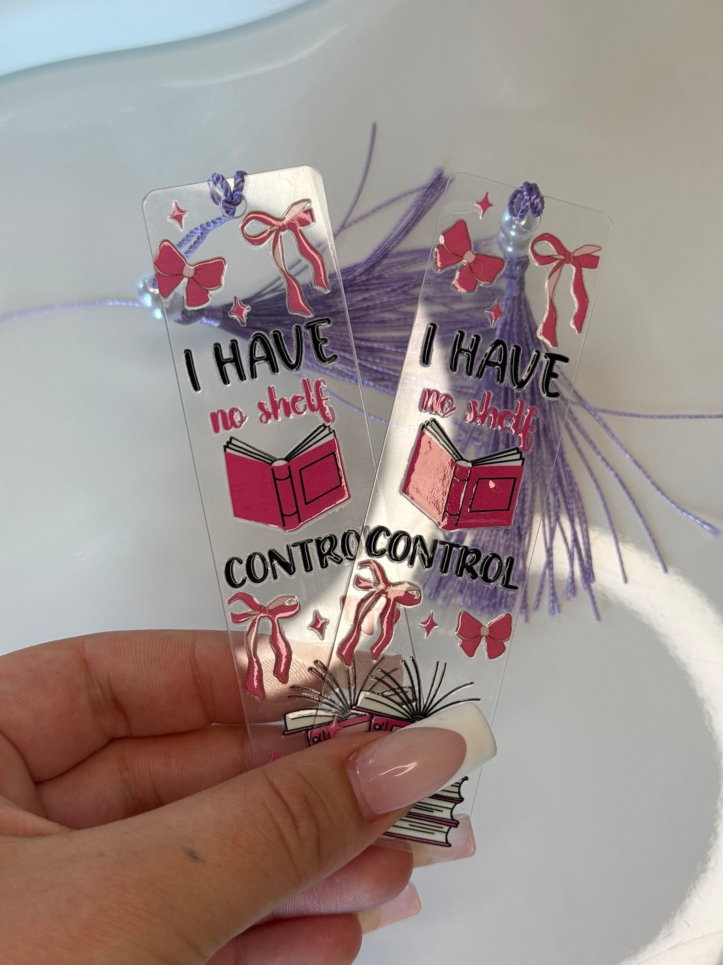 Záložka s knihami a mašličkami – no shelf control