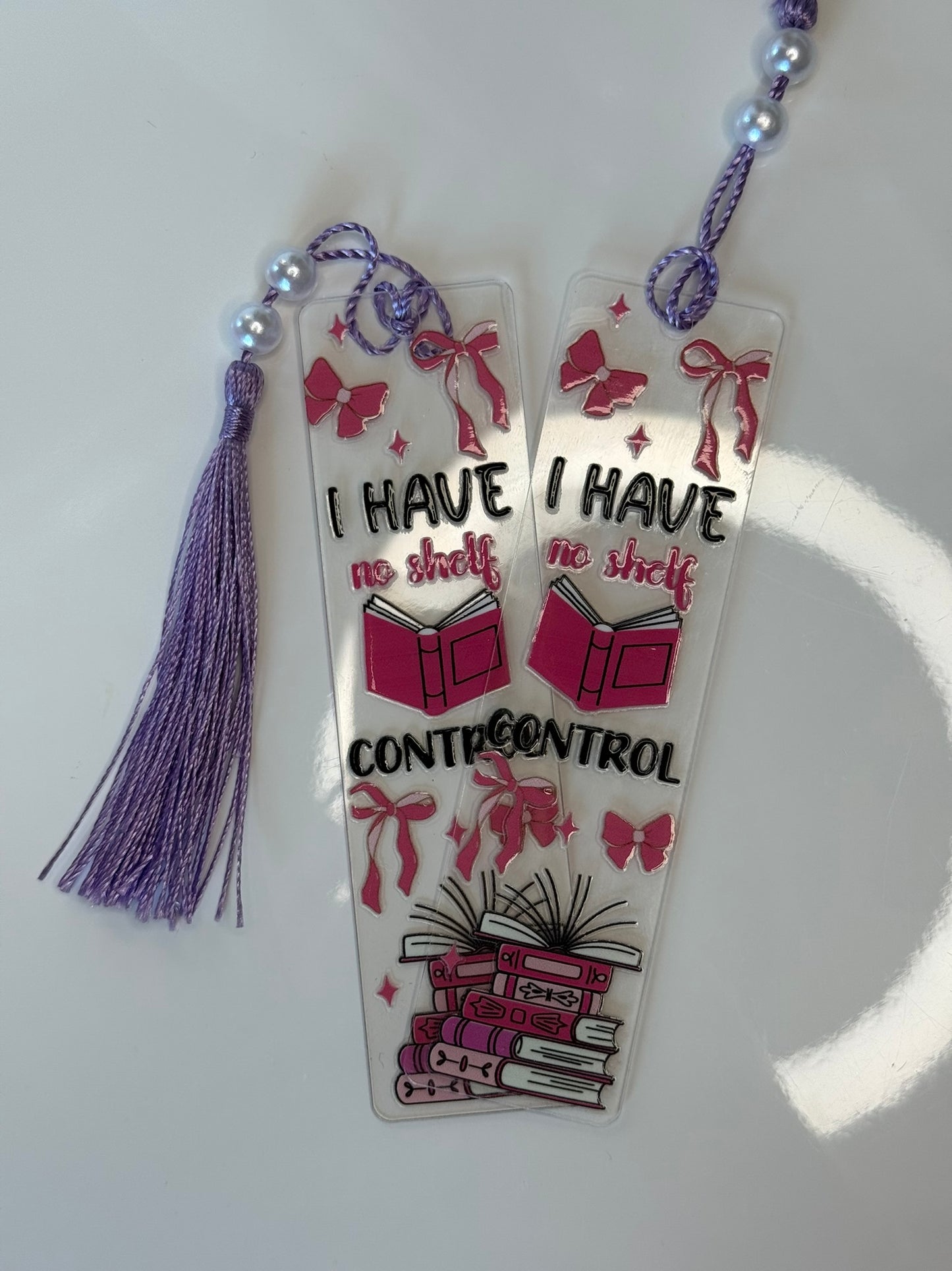 Záložka s knihami a mašličkami – no shelf control