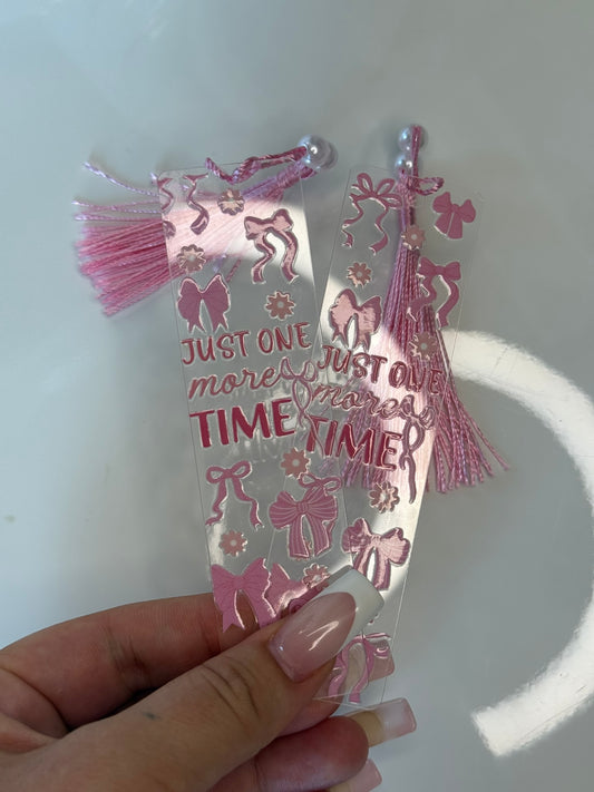 Růžová záložka s citátem a mašličkami – ještě jednou