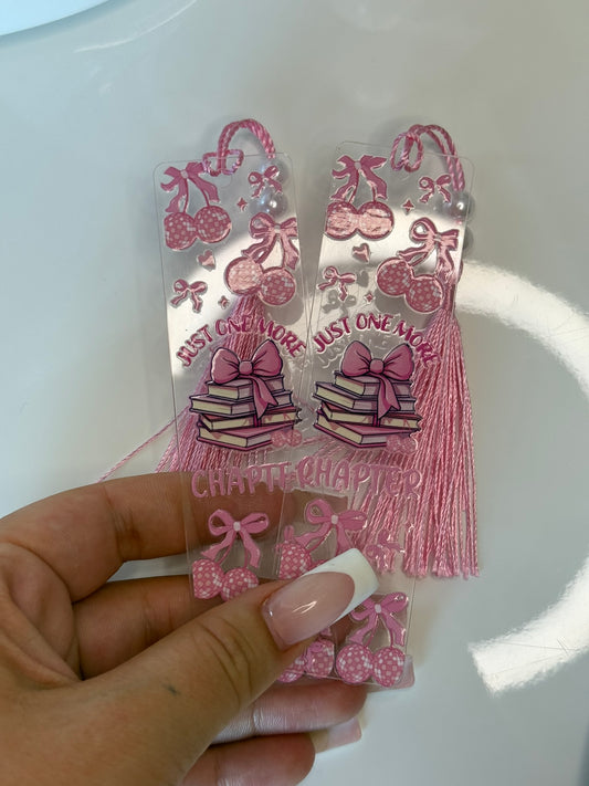 Růžová záložka s knihami a mašličkami – Ještě jeden kapitola