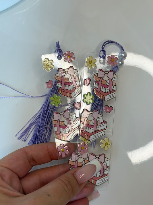 Záložka s růžovými knihami a květinami