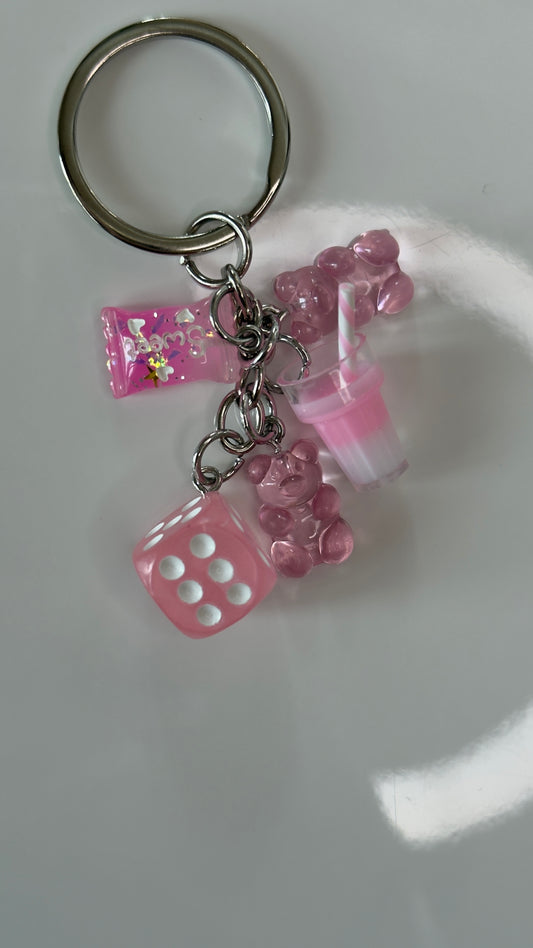 Růžový přívěsek na klíče s medvídky a kostkou