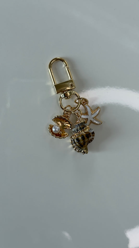 Zlatý přívěsek s mušlí