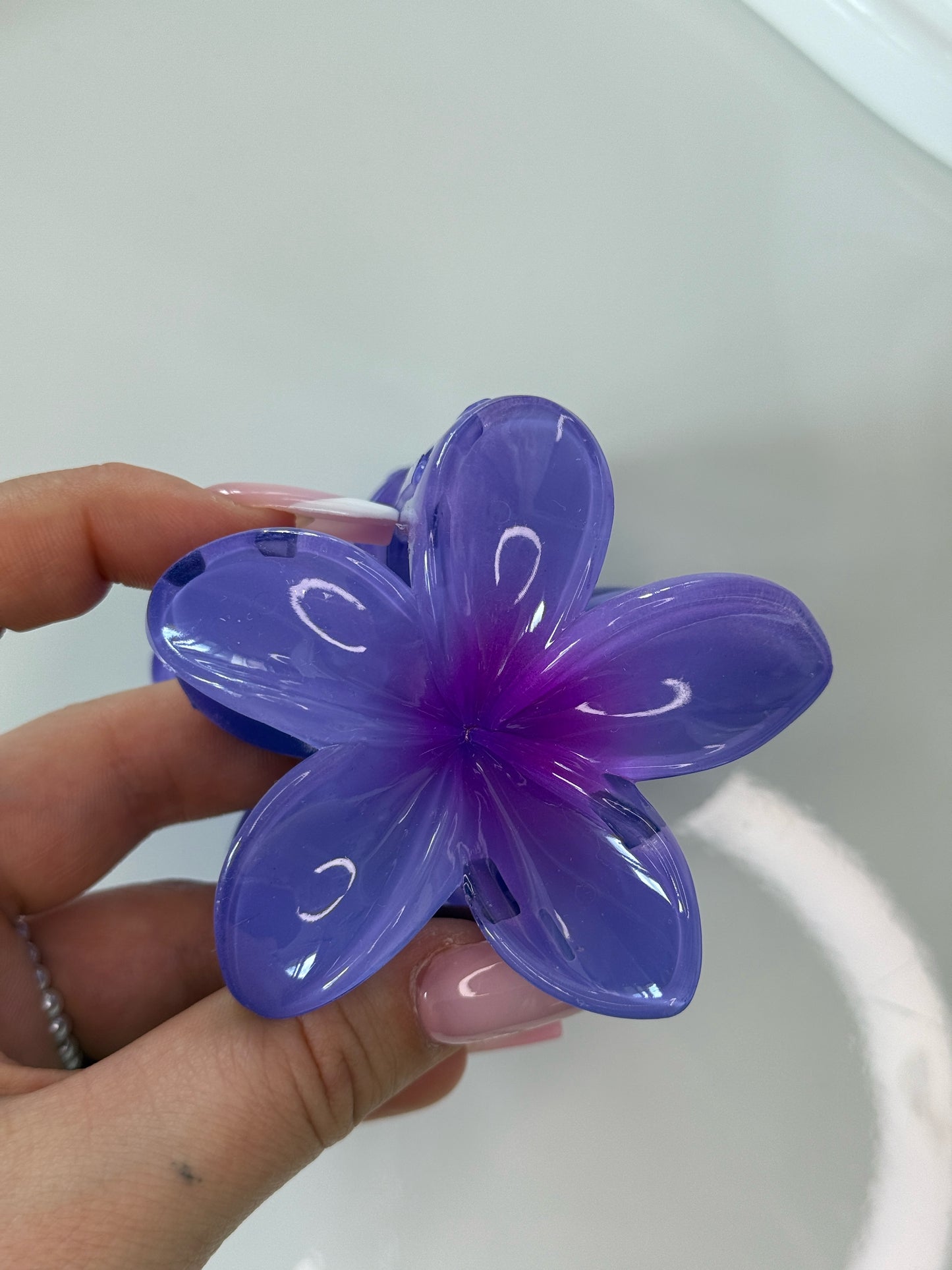 Lesklý květový skřipec do vlasů tmavě Fialový 8cm