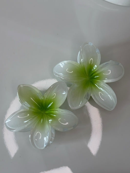 Lesklý květový skřipec do vlasů Zelený 8cm