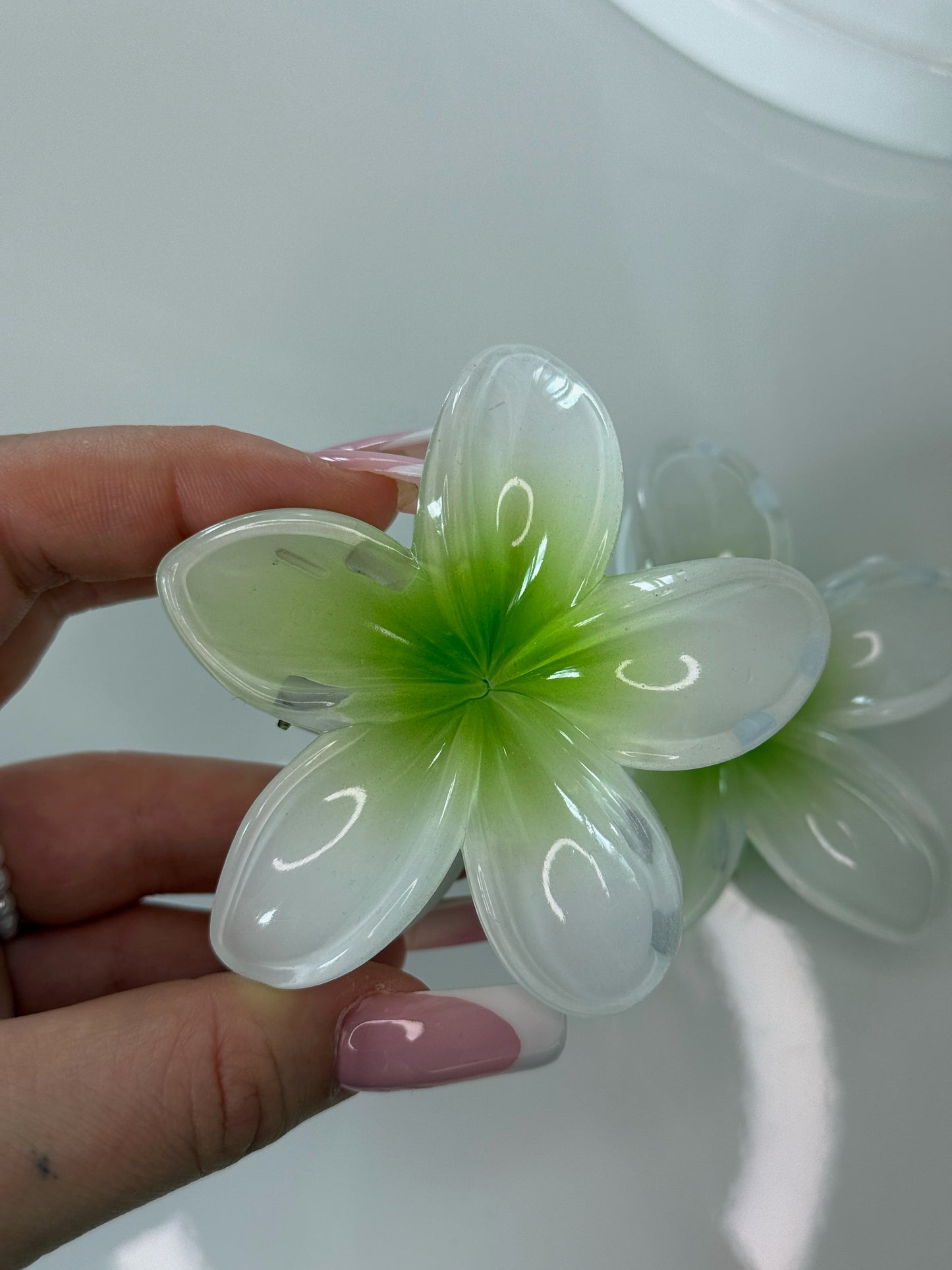 Lesklý květový skřipec do vlasů Zelený 8cm