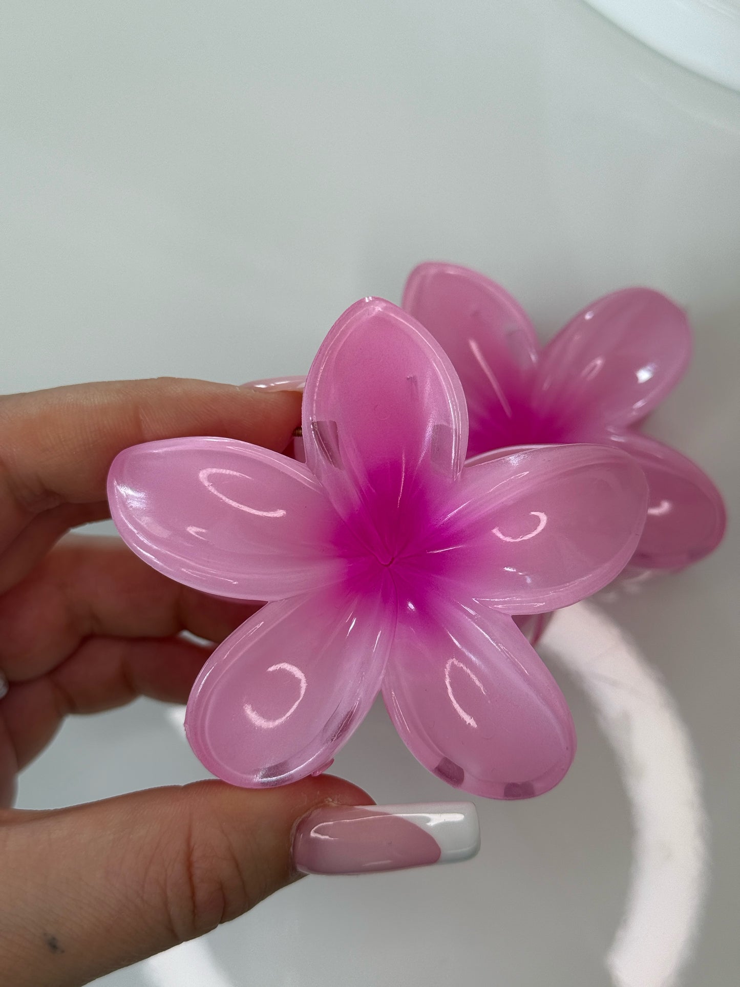 Lesklý květový skřipec do vlasů Růžový 8cm
