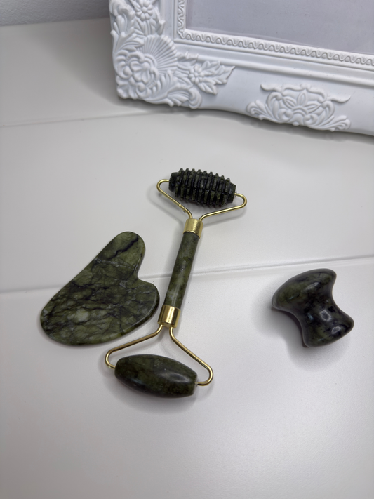 Masážní sada na obličej: face roller + dárek gua sha kámen