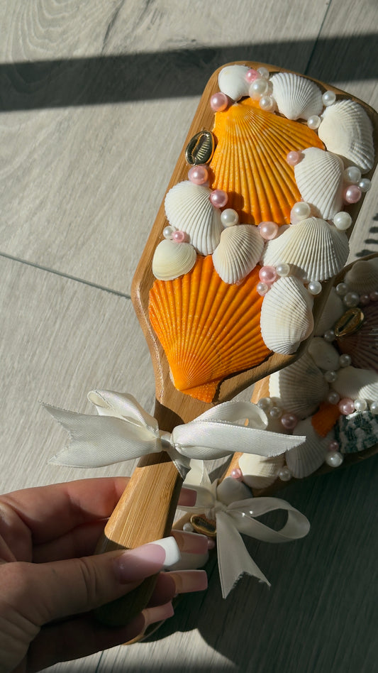 Ručně zdobený hřeben s mušlemi a perličkami - oranžový