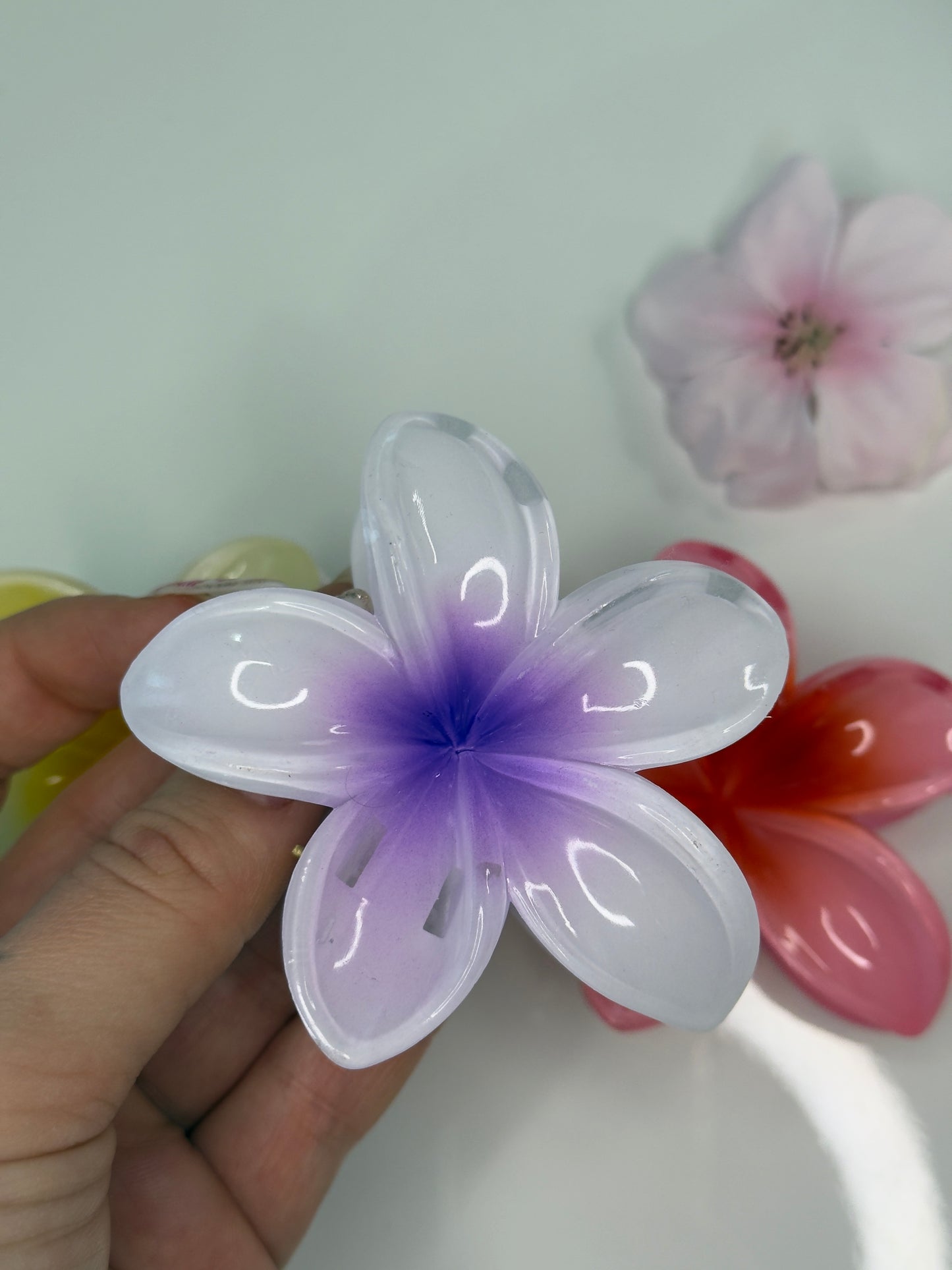 Lesklý květový skřipec do vlasů Fialový 8cm