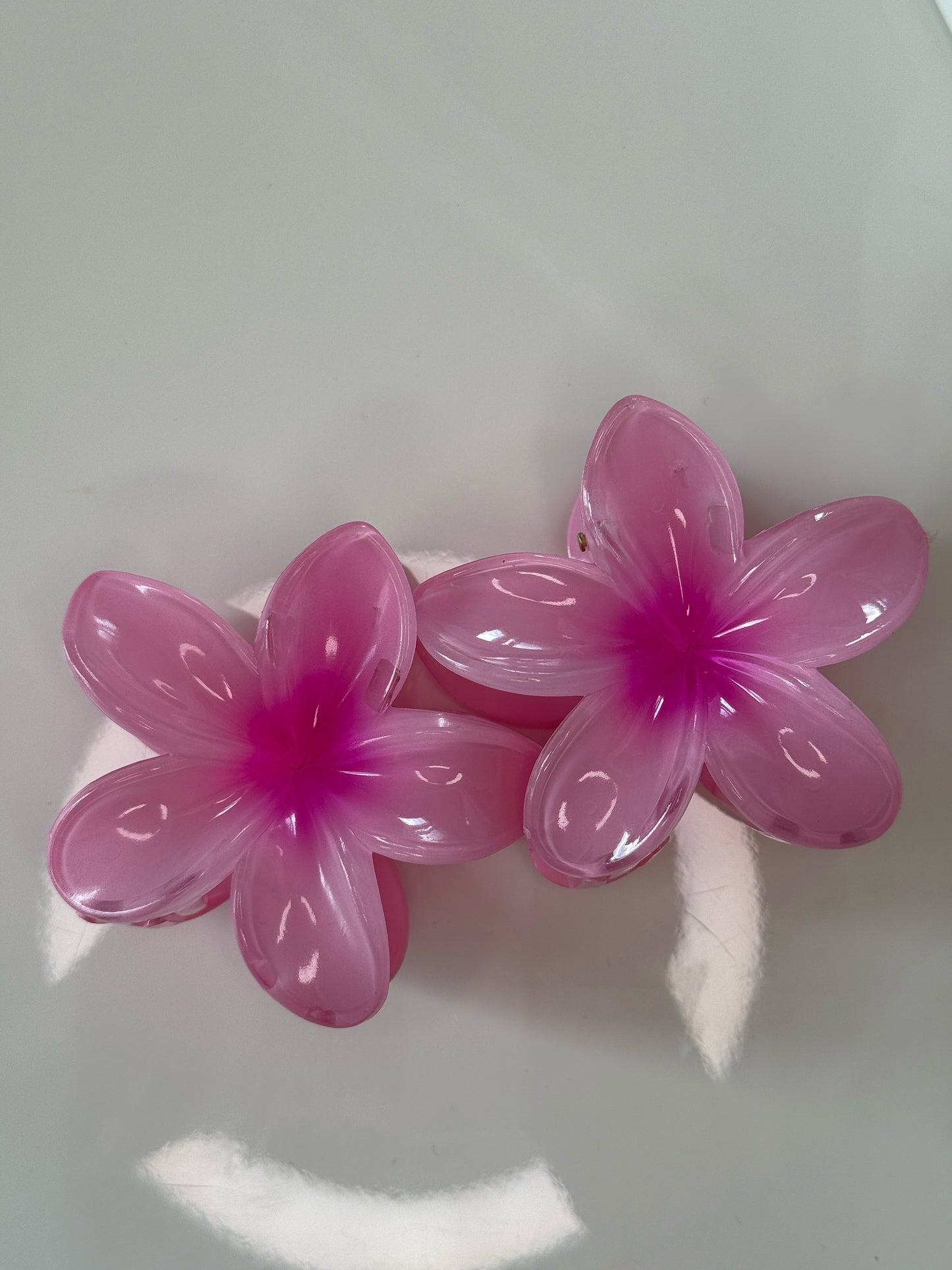 Lesklý květový skřipec do vlasů Růžový 8cm